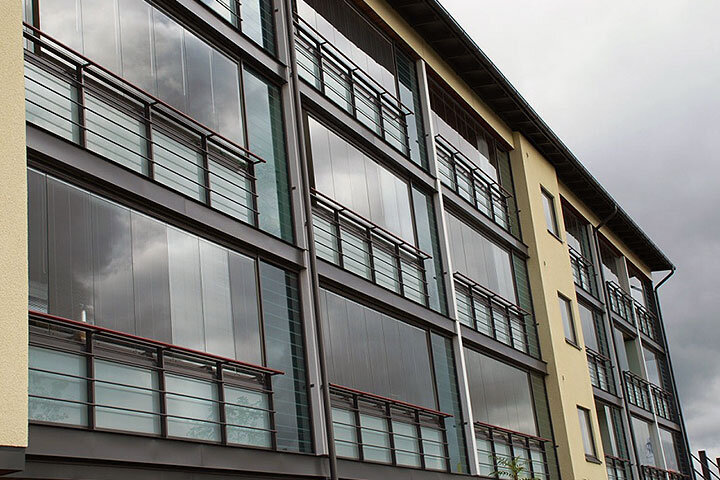 Финское безрамное остекление Jokke в сочетании с перильным ограждением Jokke.