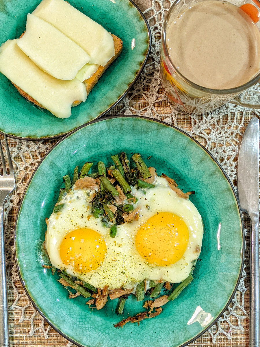 Глазунья с грудинкой и фасолью, тост с маслом и сыром, кофе с молоком
