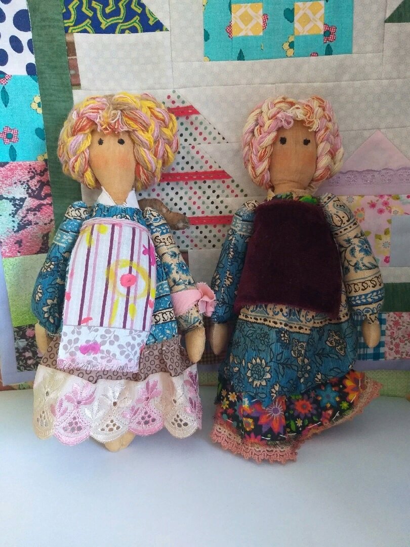 Новая и старая(справа) версия этой куколки