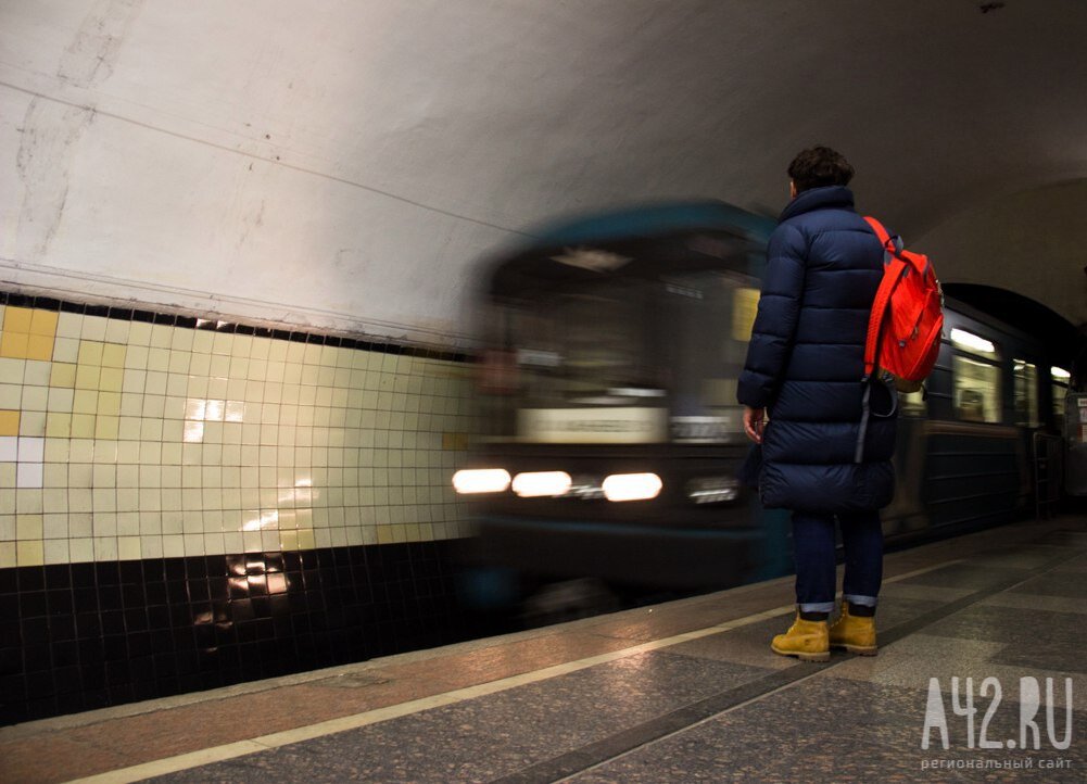 Месяц в метро школьников. Миллионер в метро. Метрополитен школьницы.