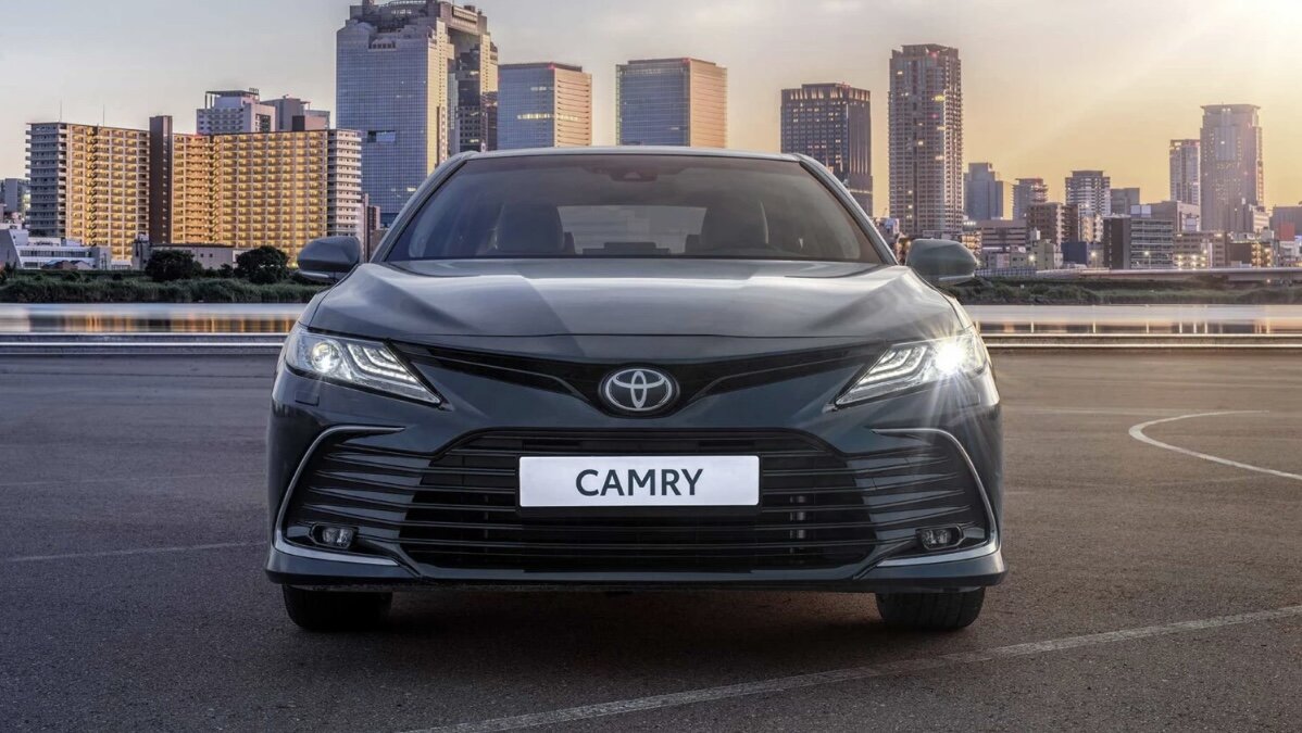 Новая Toyota Camry 2023 уже в России: что изменилось в легендарном японском  седане? | StopToday | Дзен