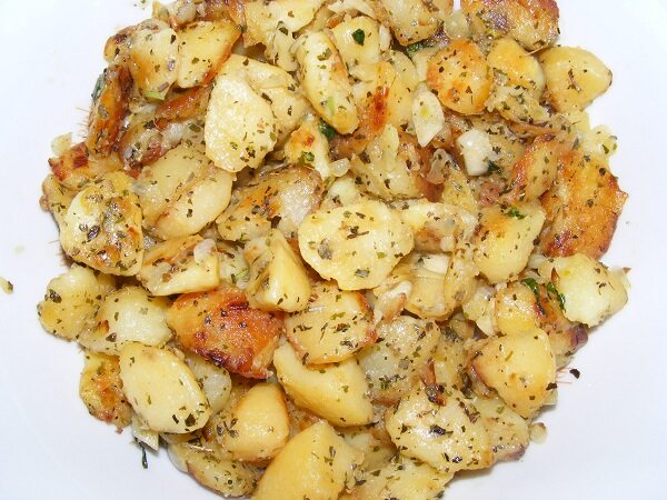 На этой странице расскажу, вкусно пожарить картошку на сковороде по средиземноморскому рецепту.