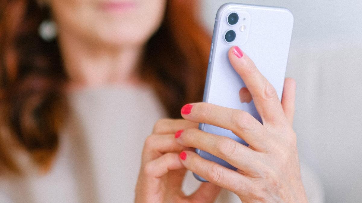    Женщина держит в руках телефон:pexels.com