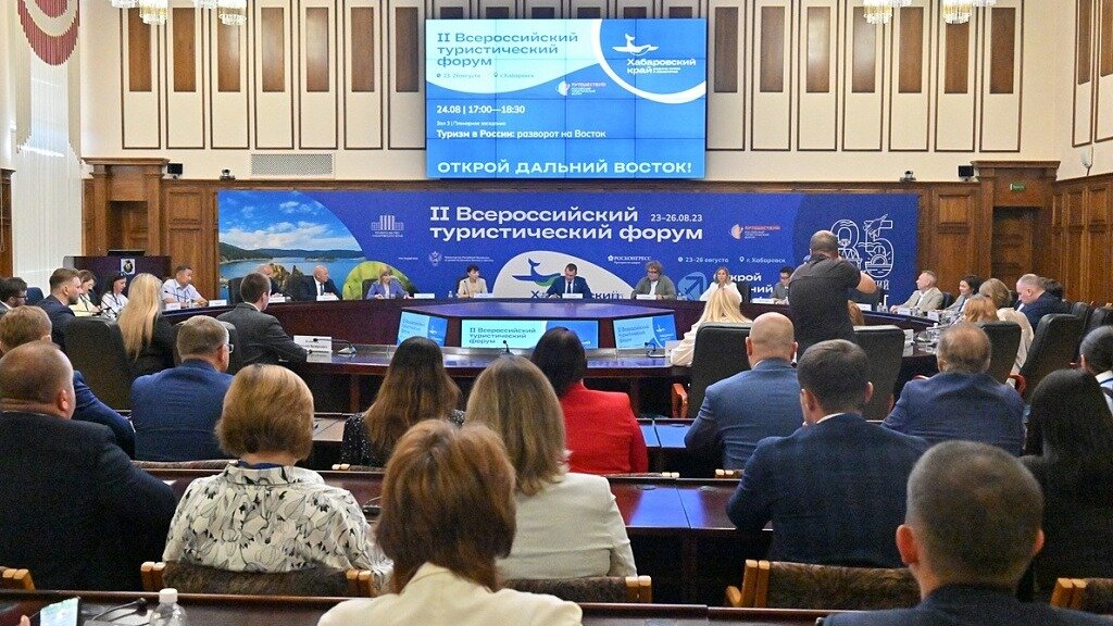     Туристический потенциал Хабаровского края и Хабаровска обсуждался на полях II Всероссийского туристического форума «Открой Дальний Восток!», в официальной части которого принял участие мэр города Сергей Кравчук.