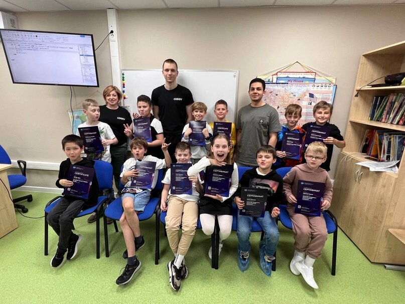 Редактировать карусель1 из 3Педагоги и ученики школы CODDY