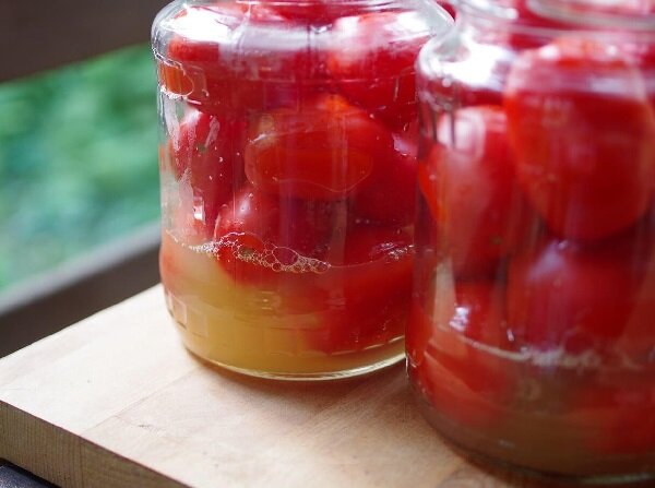 Рецепт маринованных помидор в яблочном соке я нашла в Интернете. Так что этот рецепт я приготовила впервые в жизни. Однако помидоры, маринованные в яблочном соке, получились очень хорошо.-6