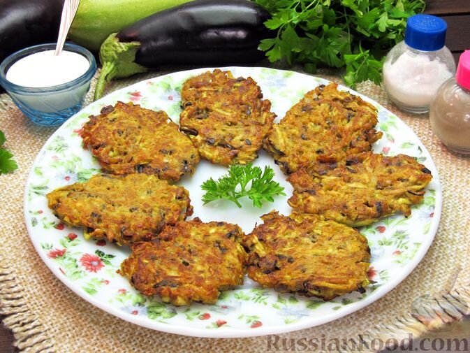 кабачки, баклажан, лук репчатый, яйца, мука, соль, перец чёрный молотый, куркума молотая, масло растительное