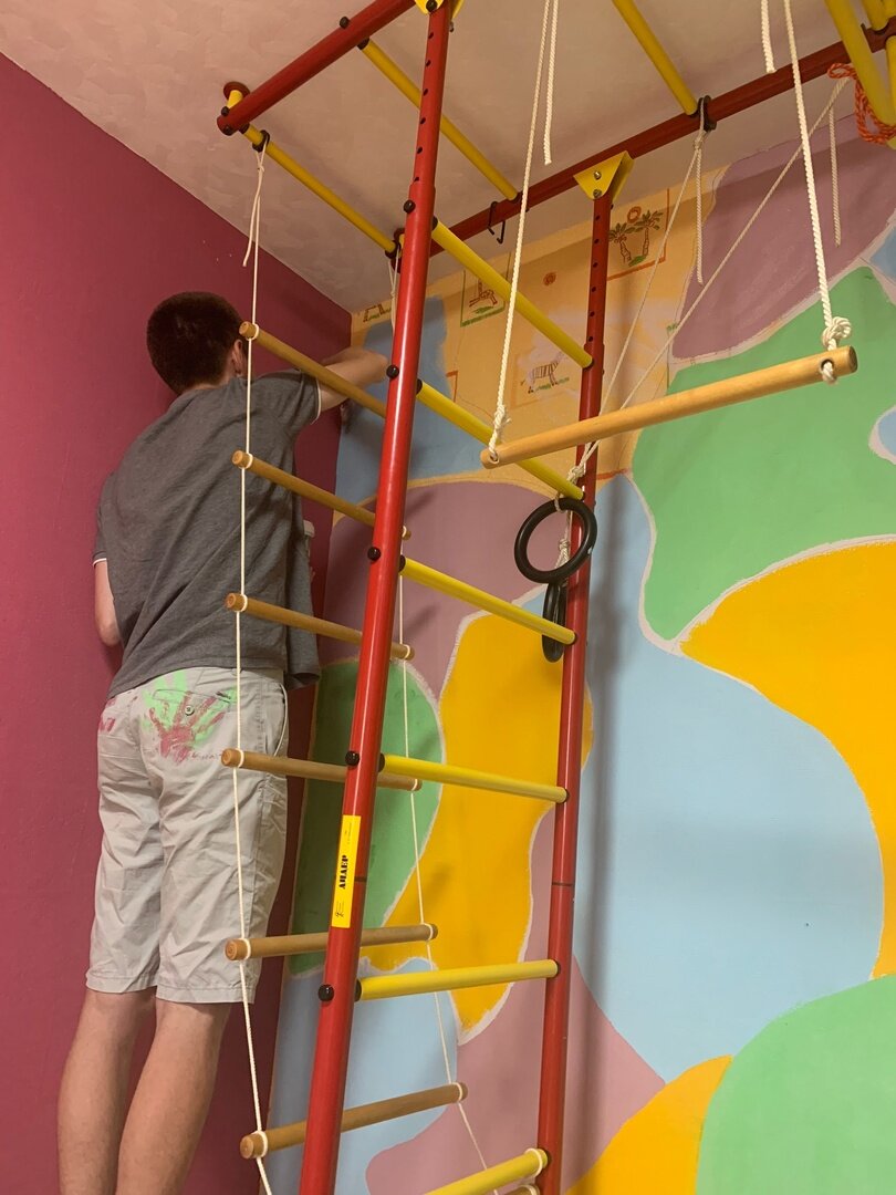 Наш папа красит труднодоступные места на высоте. Шорты это мой позитив в ремонте Любиной комнаты