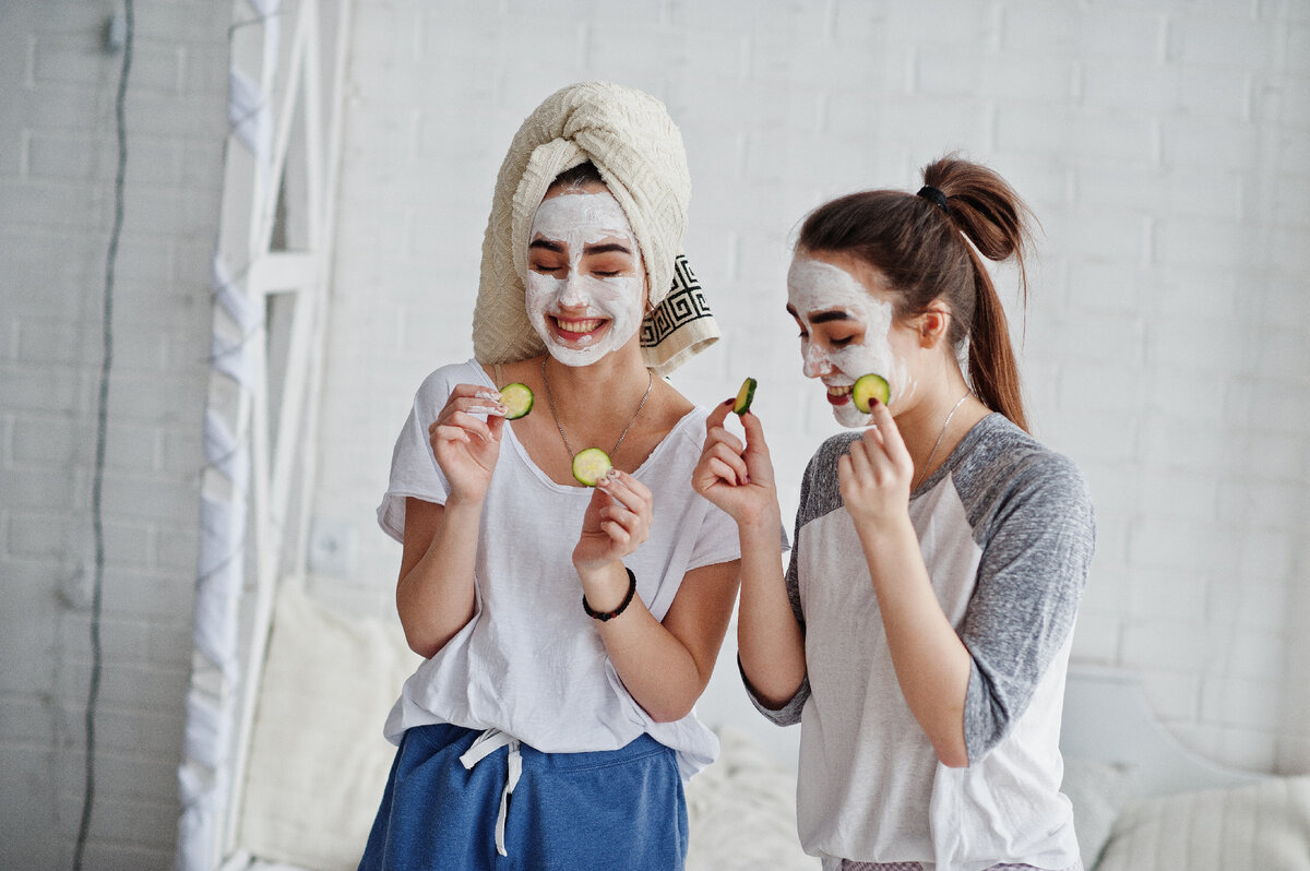 <a href="https://ru.freepik.com/free-photo/two-twins-girls-in-pajamas-with-facial-mask-and-cucumber-slices_26284906.htm#query=%D0%BF%D0%BE%D0%B4%D1%80%D1%83%D0%B3%D0%B8%20%D0%B4%D1%83%D1%80%D0%B0%D1%87%D0%B0%D1%82%D1%81%D1%8F%20%D0%B2%20%D0%BC%D0%B0%D1%81%D0%BA%D0%B0%D1%85&position=30&from_view=search&track=ais">Изображение от ASphotofamily</a> на Freepik