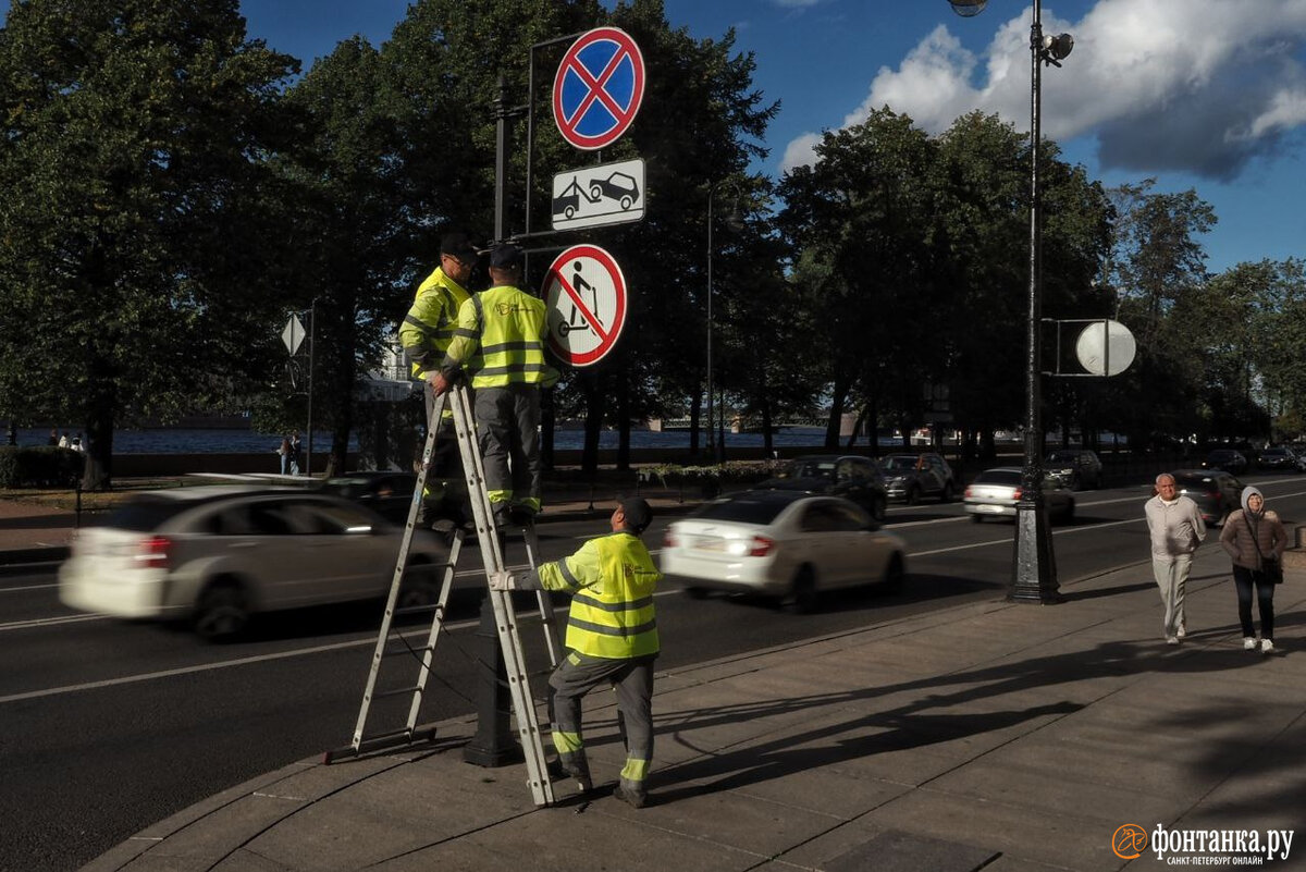 В Петербурге 6 сентября установили первые дорожные знаки, запрещающие  движение электросамокатов и других средств индивидуальной мобильности  (СИМ). Читайте на 