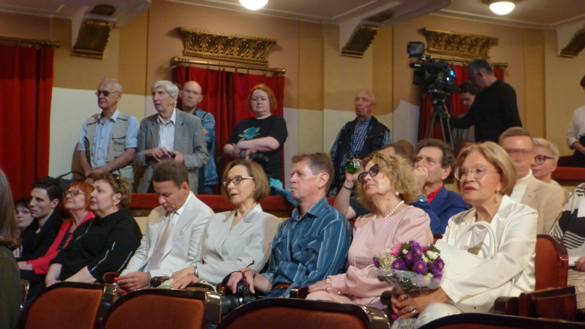 Небольшая часть труппы Театра имени Вахтангова на открытии 103-го сезона 6 сентября 2023 года. Фото из моего архива