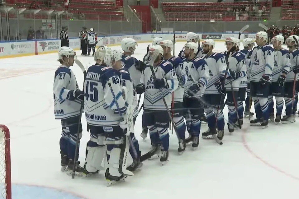    Свой дебютный матч ВХЛ динамовцы проиграли в Омске. Скриншот прямой трансляции официального канала ВХЛ