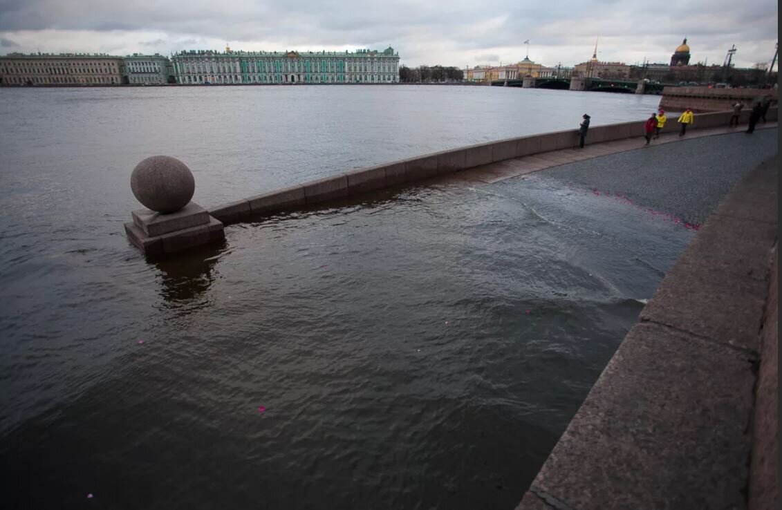 Закрытый петербург. Наводнение на Неве в Санкт-Петербурге. Нагонные наводнения в Санкт-Петербурге. Река Нева в Санкт-Петербурге наводнение. Стрелка Васильевского острова наводнение.