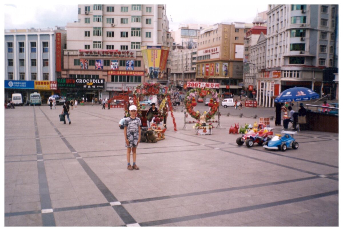 Площадь в Суйфэньхэ, где по вечерам собирается практически весь город - от мала до велика.