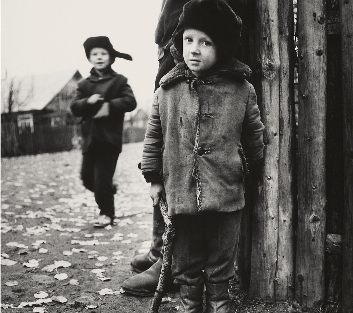 Мальчик с палкой