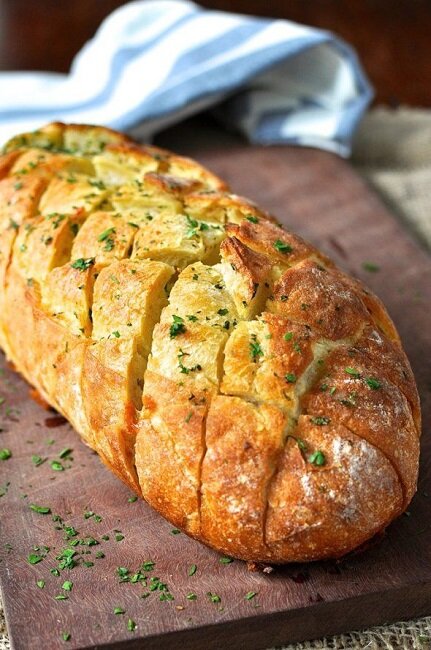 Превращение обычного хлеба в восхитительную сырно-чесночную вкуснятину