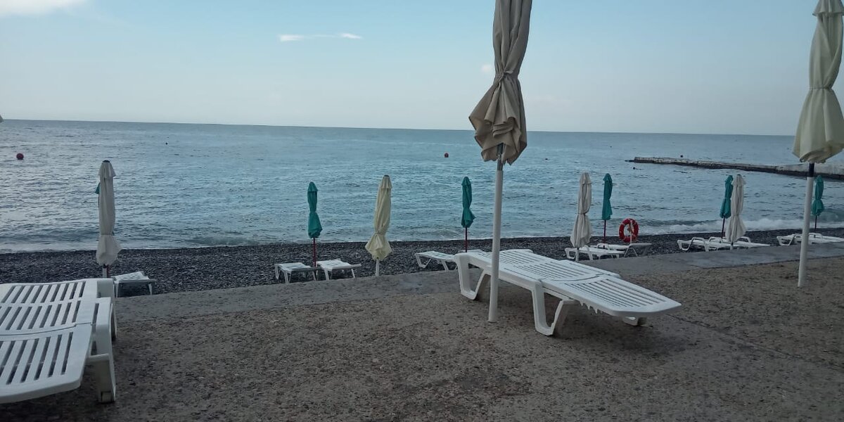 Опустевшие пляжи Сочи. Дождик творит чудеса. Фото сделано для канала "Жизнь и Отдых в Сочи" (https://zen.yandex.ru/sochi_live)