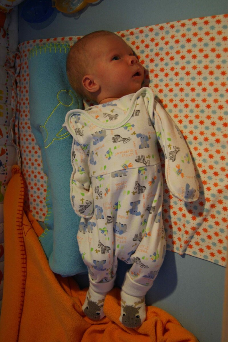 это другое фото, но кривой нос еще видно