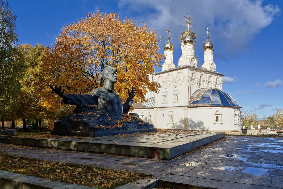 Памятник Есенину в Рязани