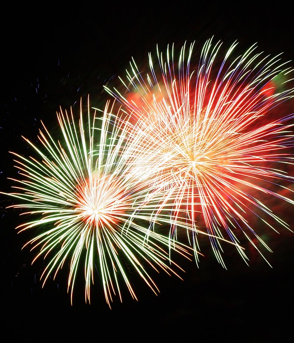 https://cdn.pixabay.com/photo/2013/12/12/20/01/fireworks-227383_960_720.jpg