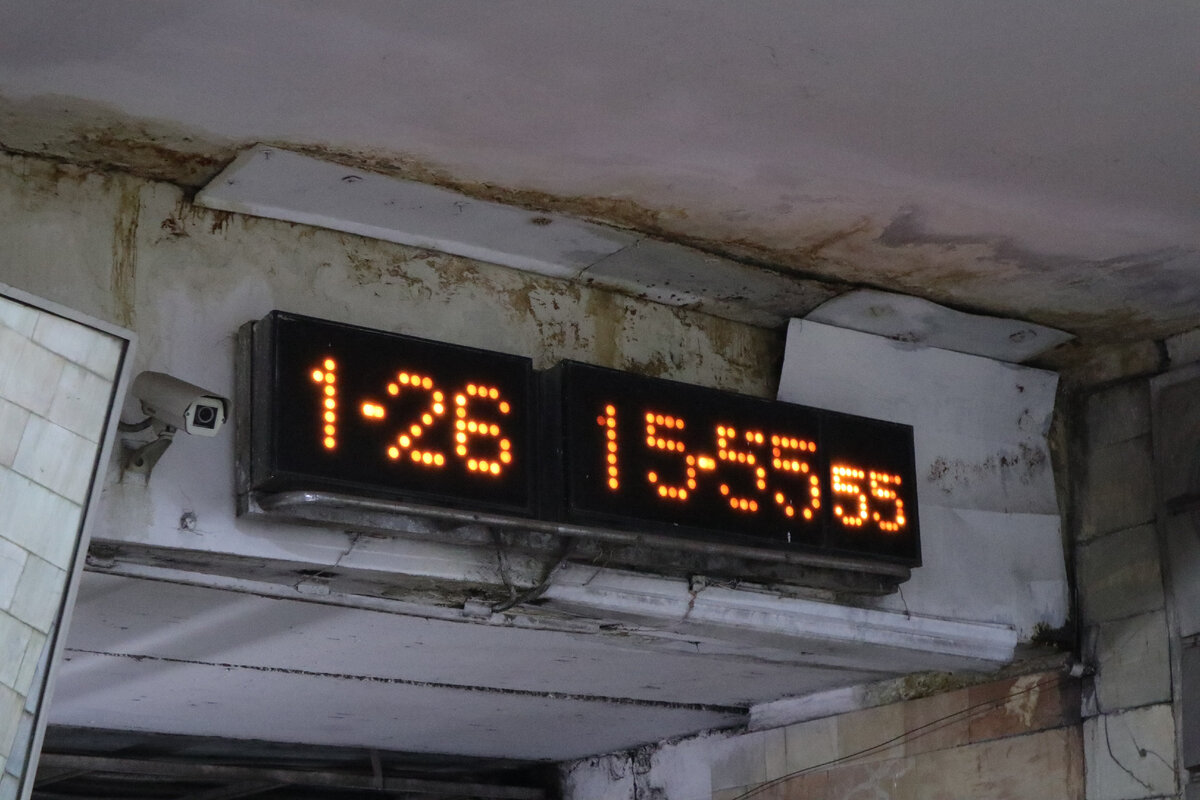 Часы старого формата. Помните ли, раньше такие были когда-то и в московском метрополитене.