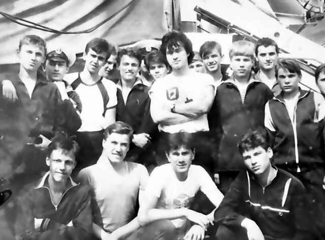 Виктор Цой с курсантами мореходного училища имени  лейтенанта Шмидта. Херсон, май 1990 года. фото из архива Олега Толмачева