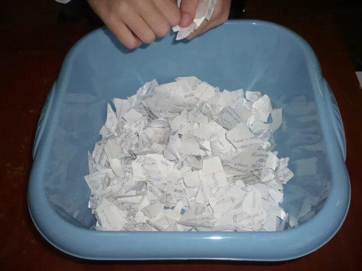 Можно измельчать бумагу, или нет. Можно брать любую, не красящуюся бумагу. Но туалетной бумаги, уйдет слишком много-не рекомендую. 