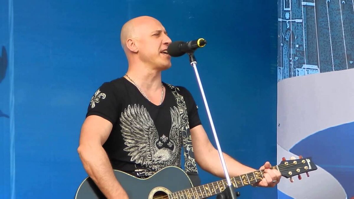 Фото из сети. Денис Майданов во время выступления