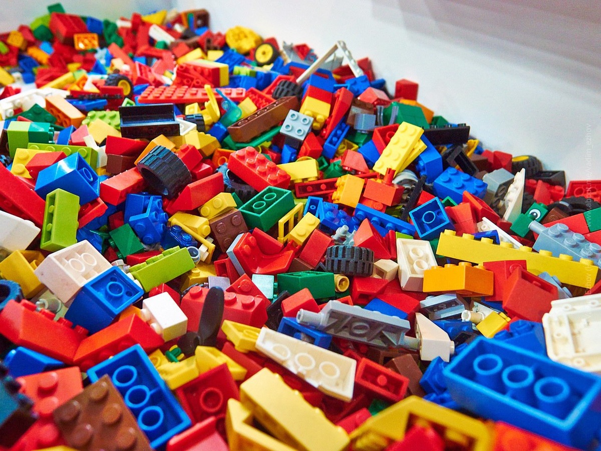 Пластиковые игрушки  компаний LEGO