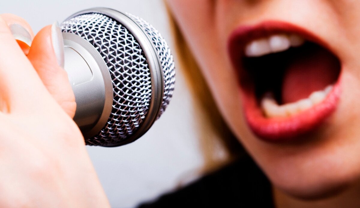 Микрофон во рту. Девушка с микрофоном во РТ. Девушка с микрофоном во рту. Микрофон крупным планом.