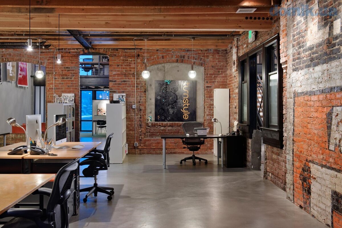 Примерно в таком офисе мне довелось поработать