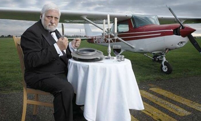 Мишель Литото был французским артистом, который обладал удивительной сверхспособностью поедать все, начиная от стекла до метала. Его даже прозвали «мистером Всеядным». В период между 1959 и 1997 годом он съел около 9 тонн металла. Мишель Литото мог есть неорганические предметы без особого вредя для пищеварительной системы благодаря очень толстым стенкам желудка и кишечника.