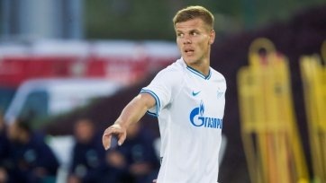 Фото: fc-zenit.ruНакануне, 21 января, «Сочи» объявил об аренде форварда питерского клуба до завершения текущего сезона. Несмотря на это, Кокорин вчерашним вечером принял участие в спарринге «Зенита» на сборе в Дохе и стал автором хет-трика в ворота «Аль-Увайнаха», который был разгромлен россиянами со счетом 10:0. К тому же, сегодня утром нападающий тренировался вместе с партнерами по «Зениту».
