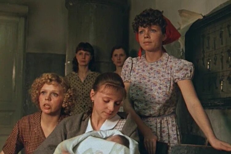 1950-е годы, молодая и наивная работница Тонечка рожает дочь от некоего Аркадия. Скриншот. Источник - YouTube.