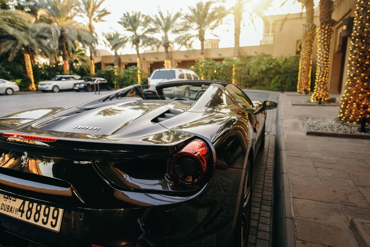 Различные суперкары в Дубае в изобилии 