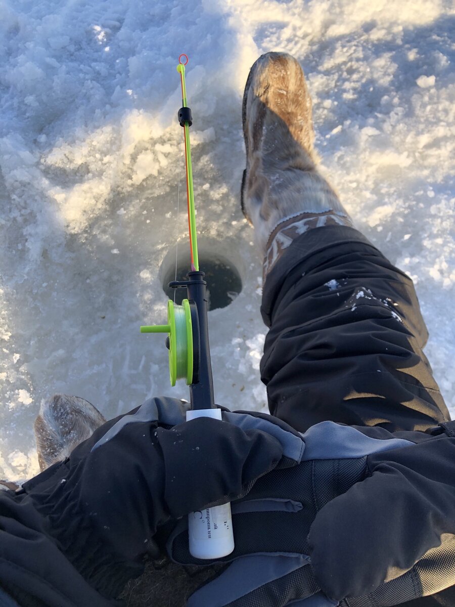 Вот в такой позе вам придётся провести все время на подледной рыбалке. Будьте готовы. 
