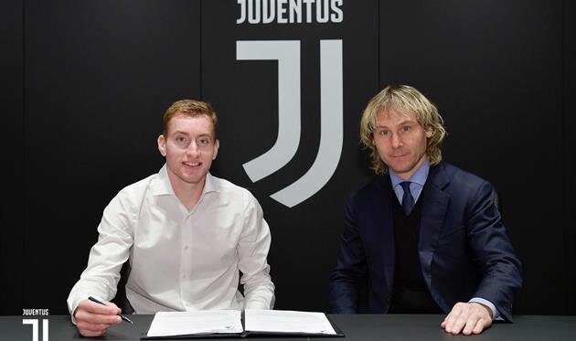 Деян Кулусевски(слева) на подписании контракта с ФК Ювентус