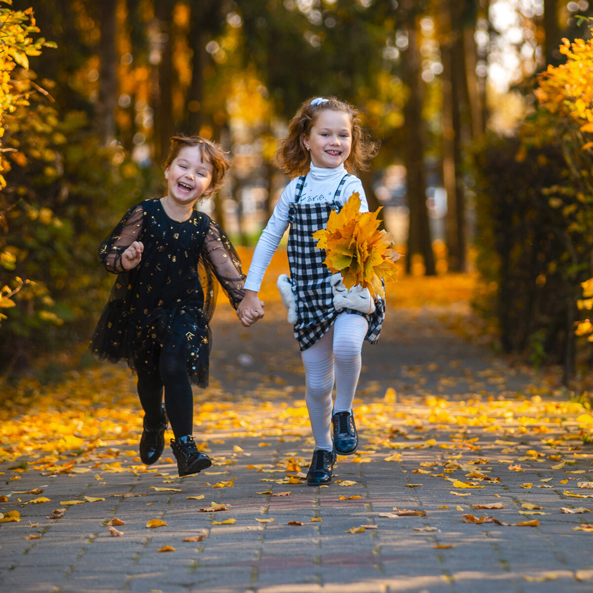 В парк пришла осень. Осень для детей. Осенняя прогулка. Осенние дети. Осенние прогулки с детьми.