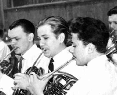 Аркаша Искеев, второй справа, играет на валторне. Фото из личного архива.