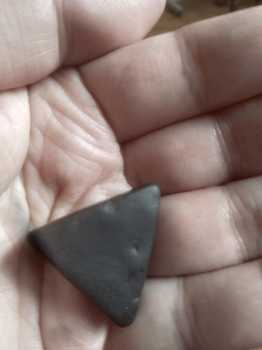 Черный камень-треугольник, фото автора