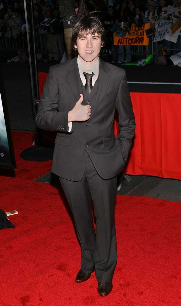 Снимок Льюис подписал с юмором: "Надвигается буря, Гарри!" В комментариях поклонники подхватили шутку и стали ностальгировать вместе с артистом.