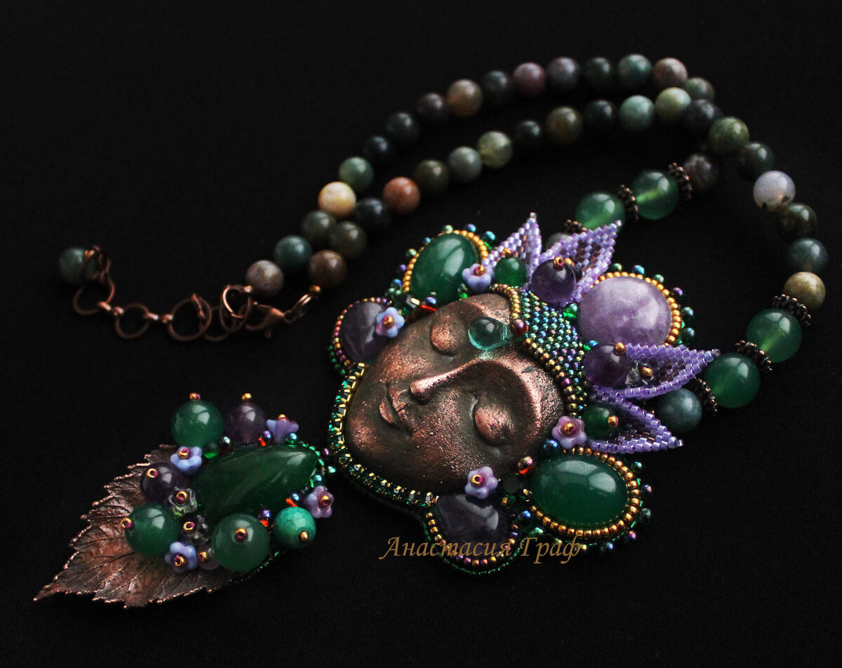 Здесь лавандовый аметист, агат, жадеит, японский бисер и лист малины, покрытый медью