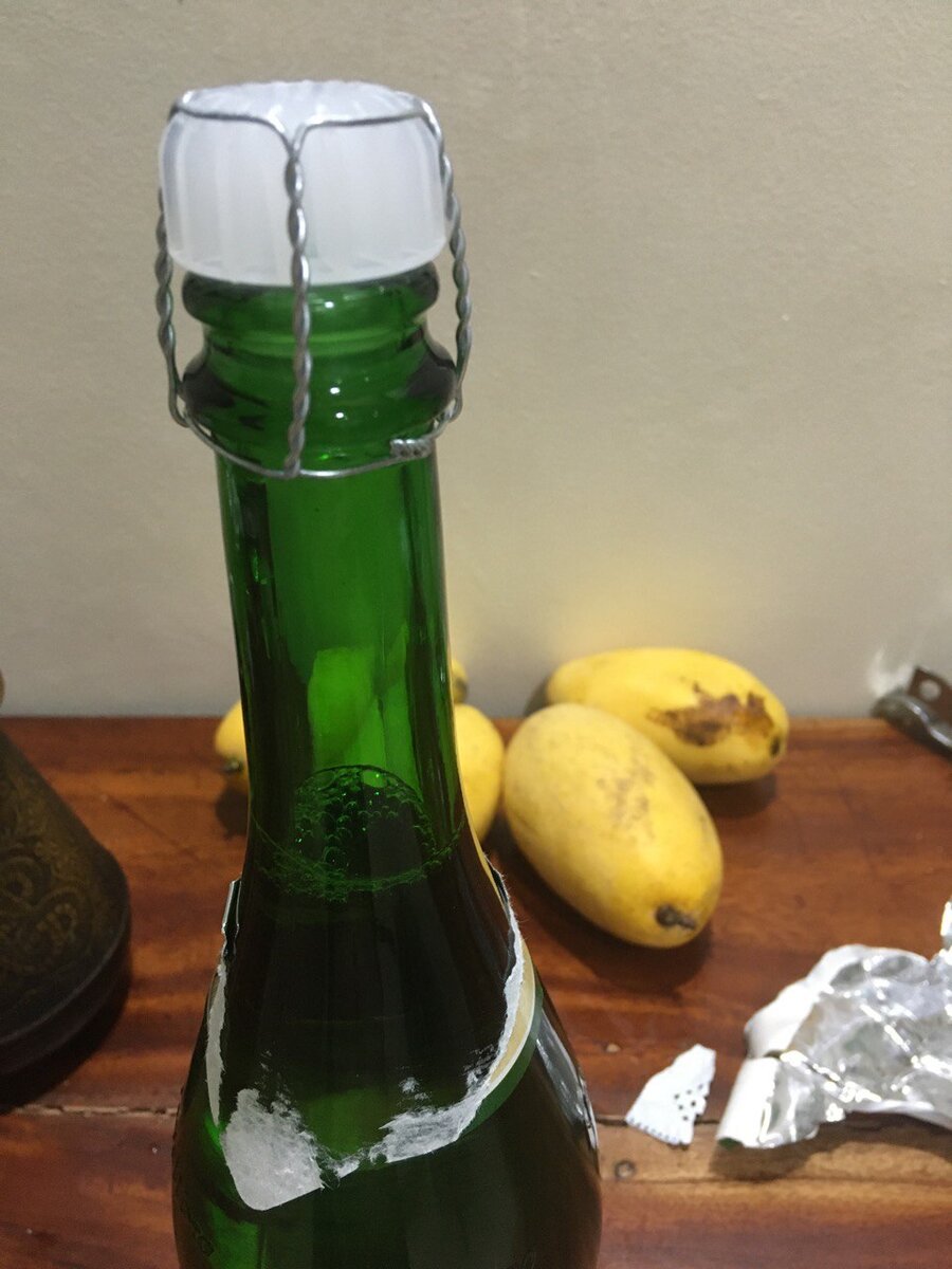 Лучше тренироваться на дешевом игристом, а не на дорогом шампанском. Сложного ничего нет, но первая пара раз может не получиться. 