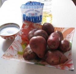 ШАГ 1:
Продуктов понадобится не много: картофель, соль, подсолнечное масло, крахмал. Вымытый и очищенный картофель промываем проточной холодной водой, а затем обсушиваем с помощью салфеток или ткани.