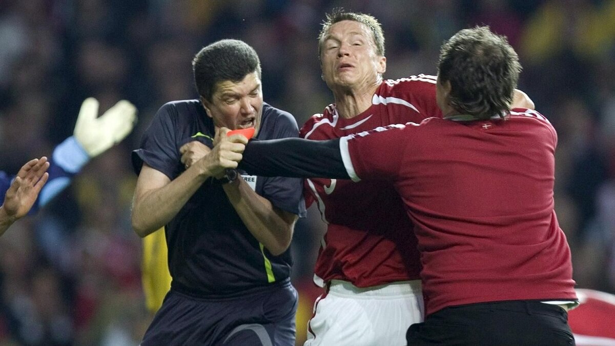 фанат выбежал на поле во время игры