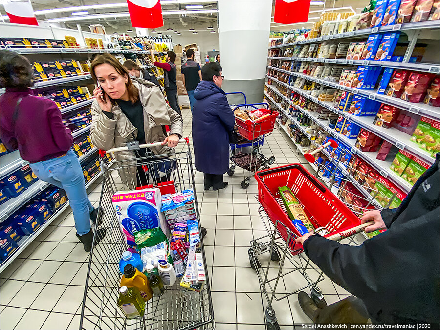 Хроники московского Ашана. Ситуация спустя два дня после первых набегов паникёров, скупающих продукты