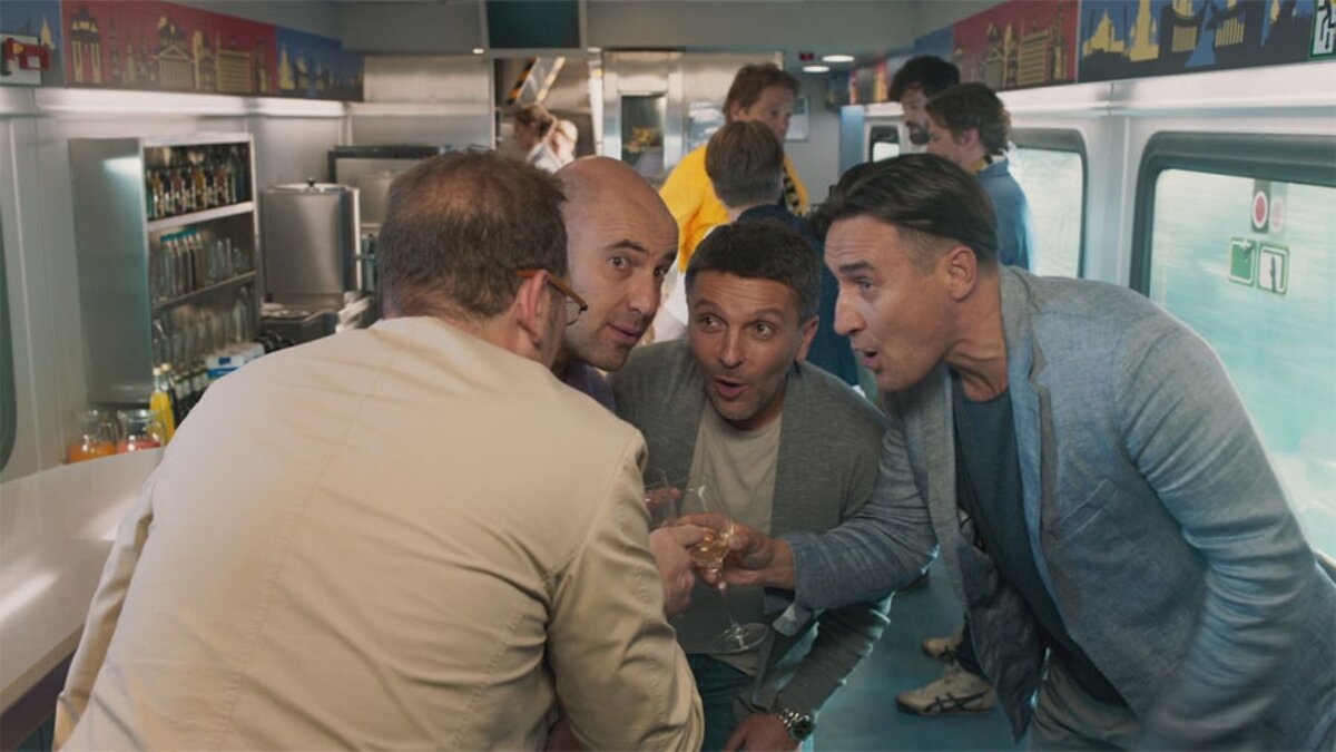  "Понимаешь, дружба сейчас — это главным образом совпадение графиков, ну и, пожалуй, статусов"