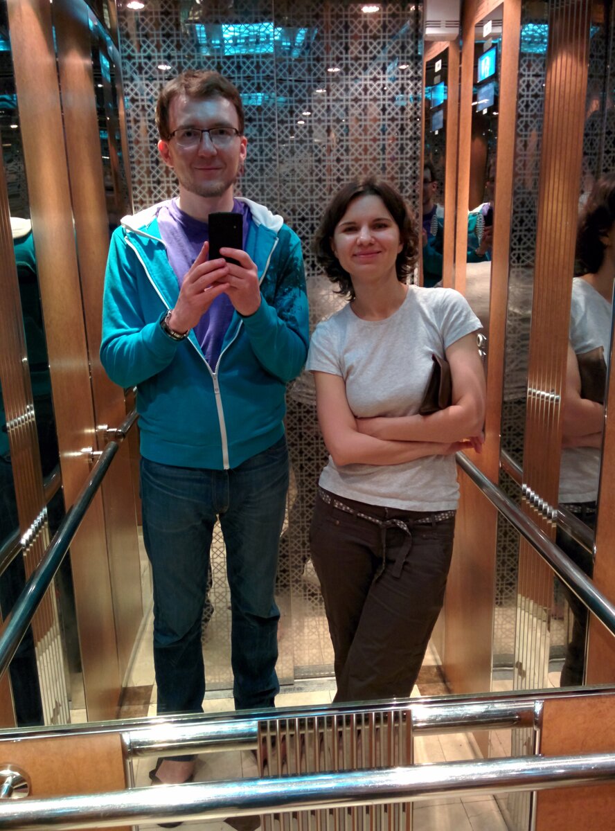 В аэропорту Абу-Даби на пересадке. Только что выбросили свои старые теплые пуховики. Ну не то чтобы выбросили - просто оставили в номере отеля. Может кому пригодятся. Нам они больше были не нужны.