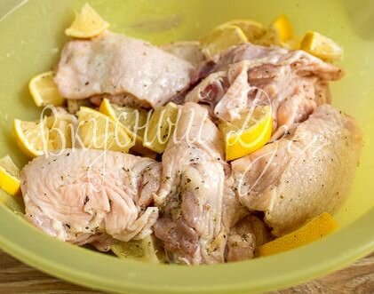  Смешиваем лимоны и курицу. Перекладываем в жаропрочную посуду. Ставим в разогретую до 200 градусов духовку и запекаем в течение примерно 30 минут. 