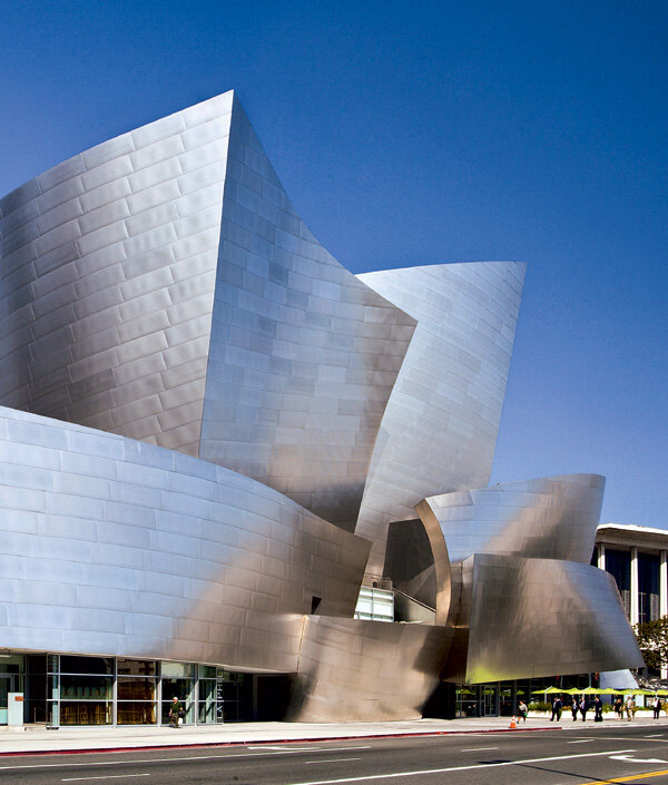 Произведение крупнейшего американского архитектора-деконструктивиста Фрэнка Гери (он же автор музея Гуггенхайма в Бильбао) напоминает затейливый бумажный кораблик со множеством парусов. Неудивительно — архитектор увлекался парусным спортом. Большая часть внешних стен сделана из нержавеющей стали. Поначалу жители близлежащих домов и водители жаловались на слепящие солнечные блики. Чтобы смягчить эффект, стены подвергли особой шлифовке. Внутри — зал на 2252 места с превосходной акустикой и органом, фасад которого по дизайну рифмуется со зданием: трубы торчат во все стороны.